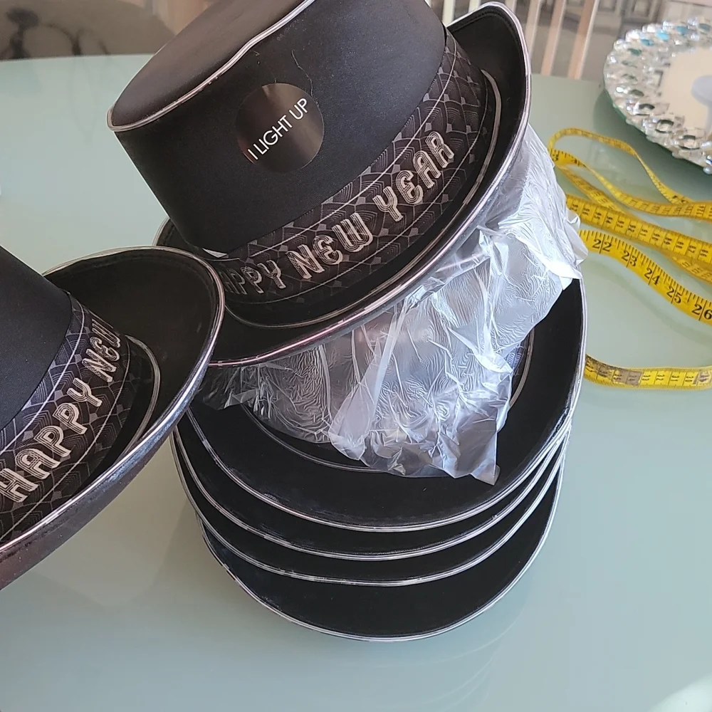 Happy new years. Lighted top hat..nwt.